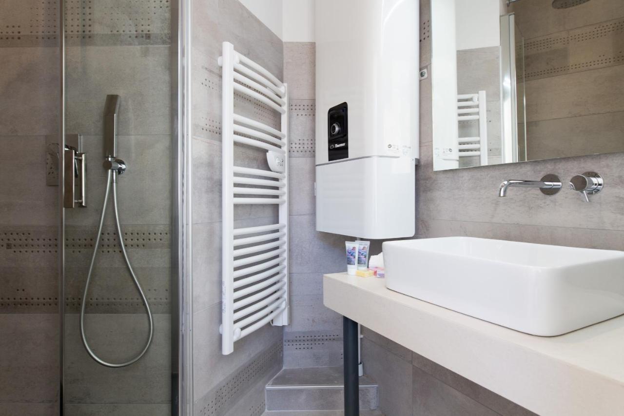Anzur Yourhosthelper Cannes